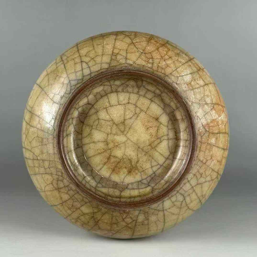 南宋哥窑米黄釉弦纹瓶