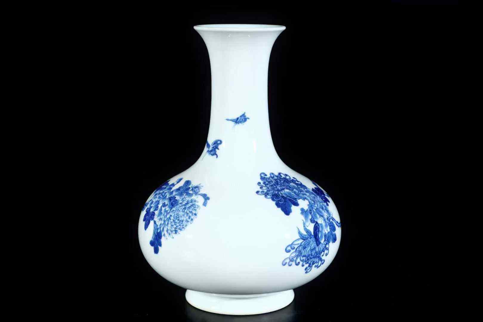 王步青花花蝶纹赏瓶