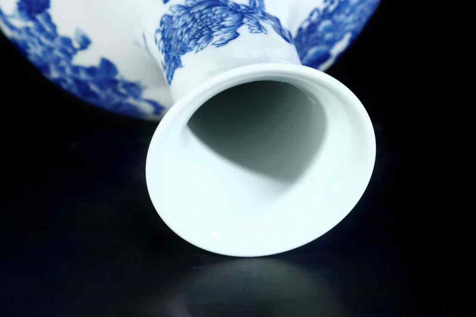 王步青花花蝶纹赏瓶