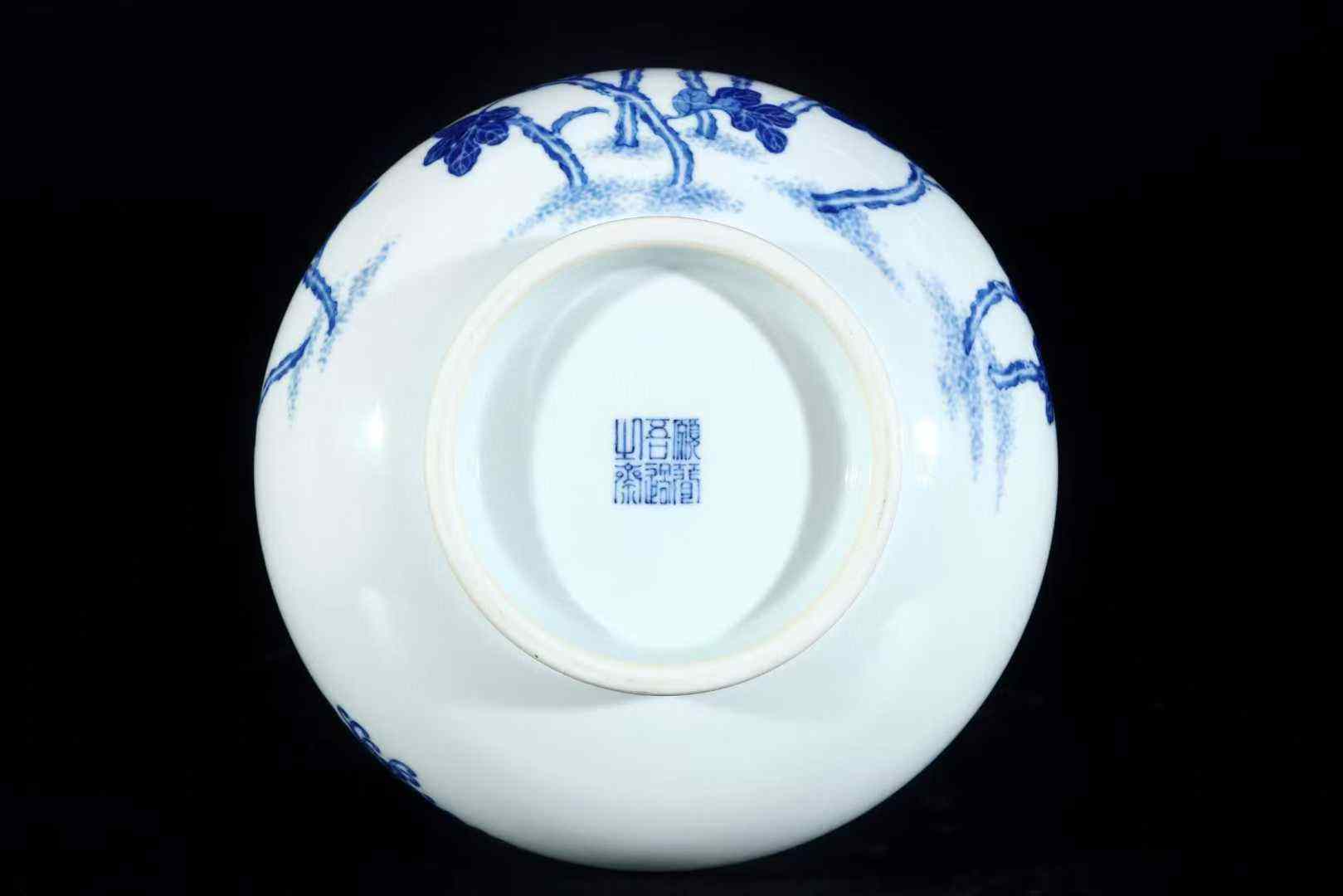 王步青花花蝶纹赏瓶