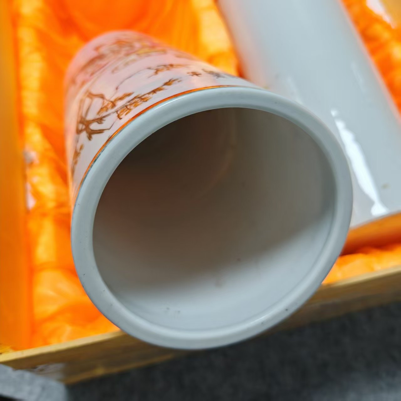 清代粉彩人物帽筒