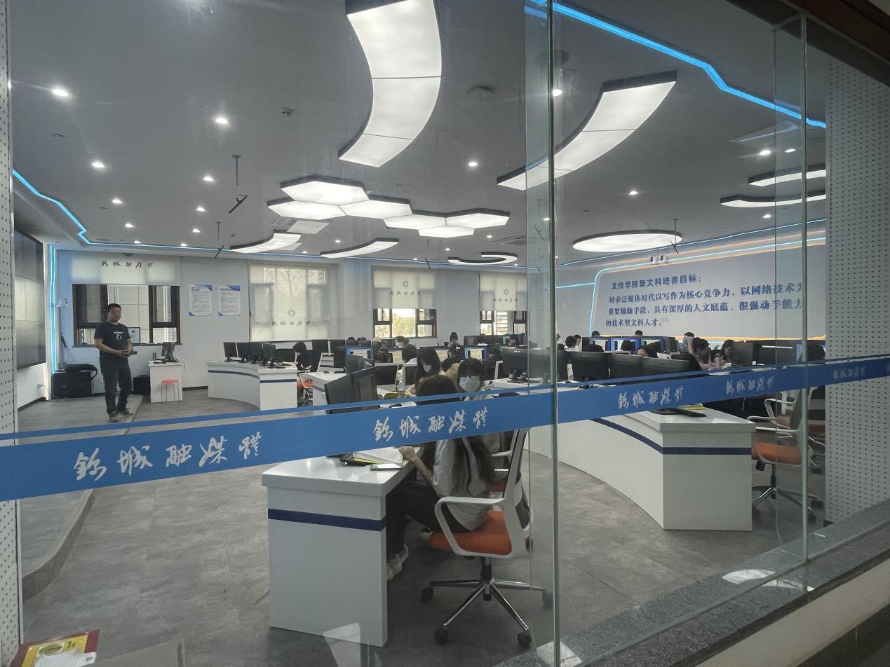 中泰民安董事长程友东带队赴成都锦城学院 进行合作办校办司调研