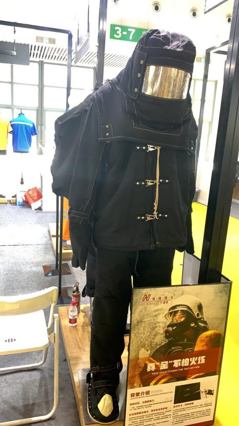 “烈火胜服”亮相2023成都服装展