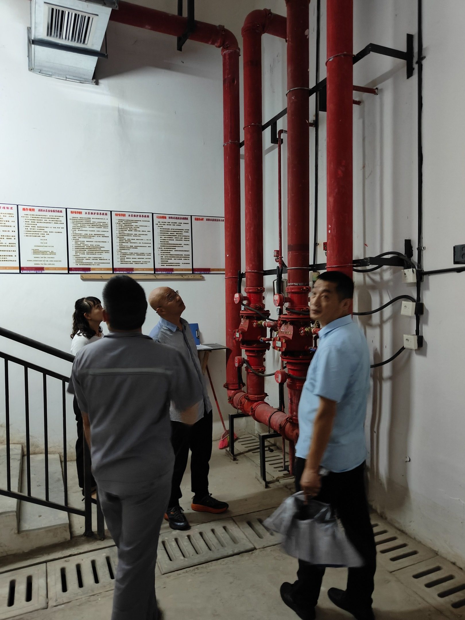 全面巡检龙湖丽景及民兴系列安置小区安全设施