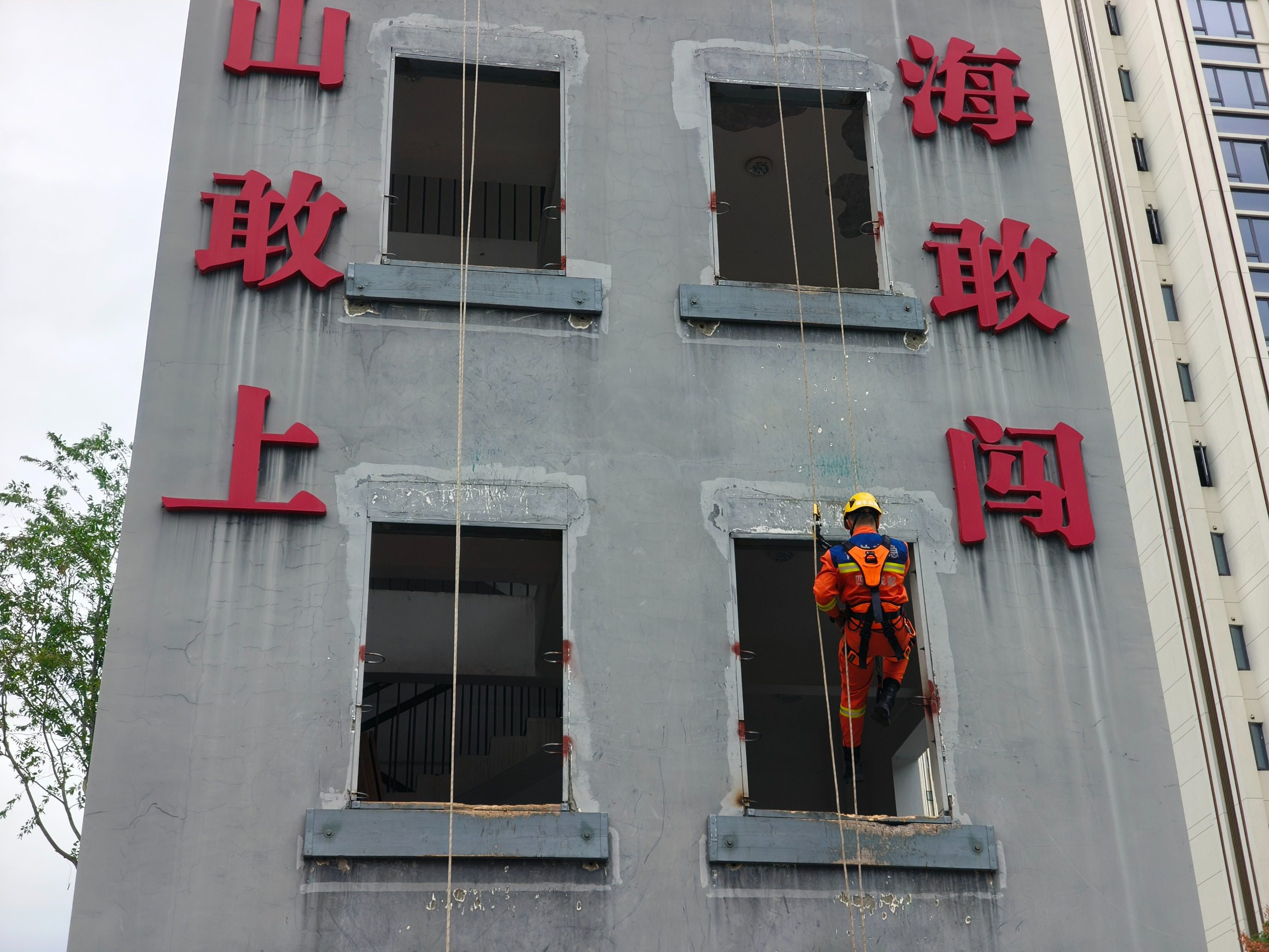 青羊应急尖刀队  厉兵秣马练硬功，锻造应急救援“尖刀锋刃”