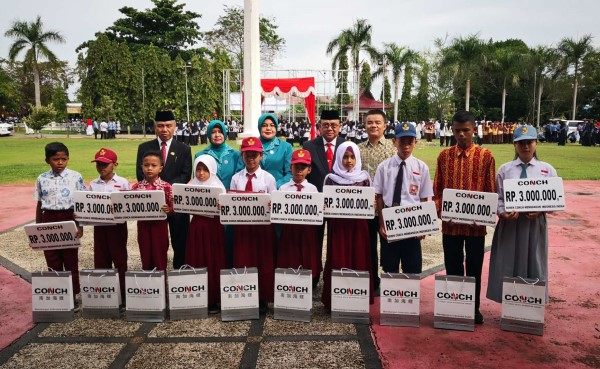 PT.CSKC Memberikan Beasiswa kepada Siswa Berprestasi