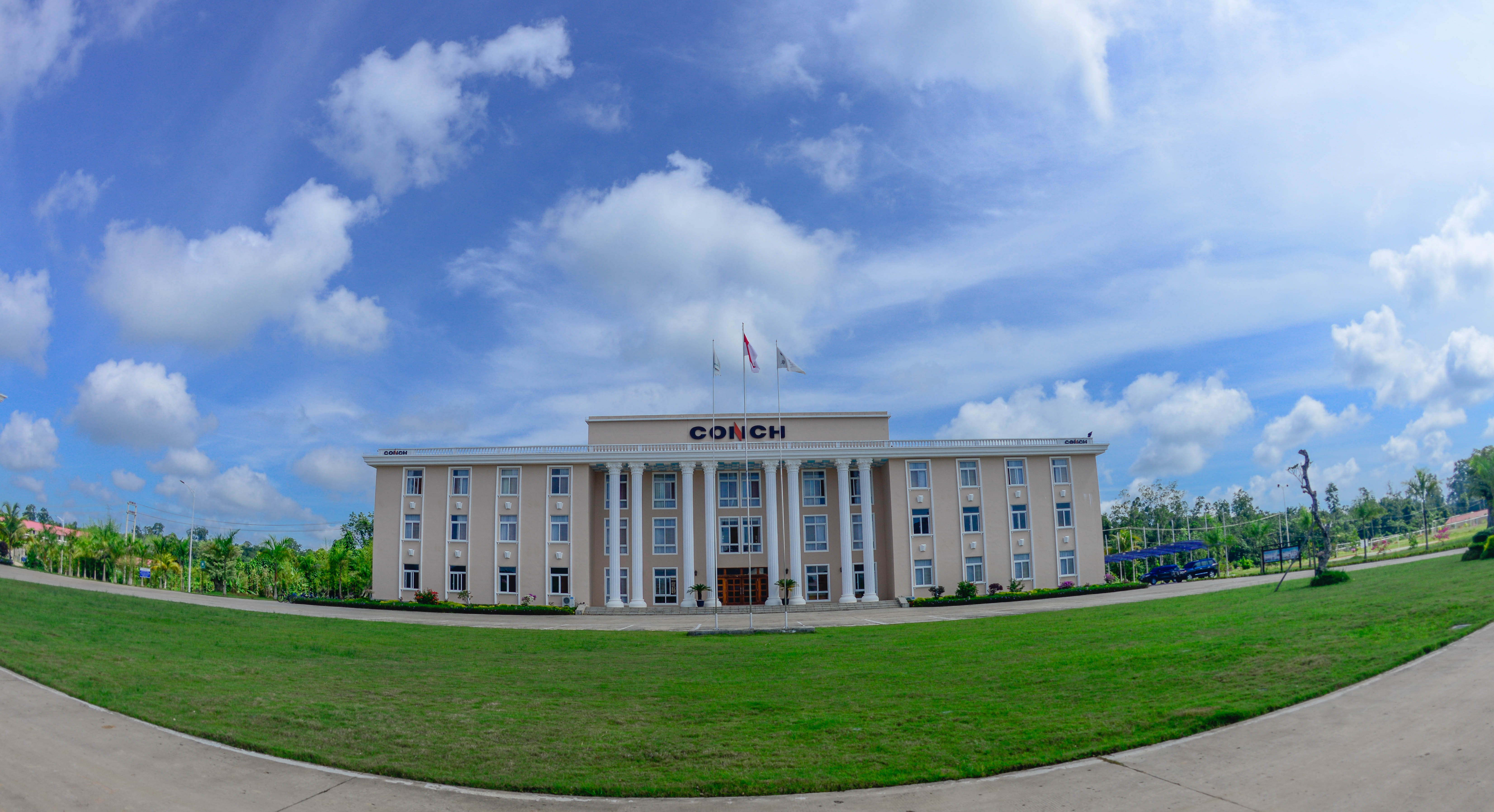 Pemandangan Apartemen Di Bawah Langit Cerah