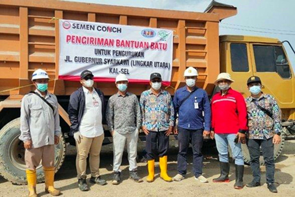 VIDEO Bantuan PT Conch South Kalimantan Cement Perbaiki Jalan Gubernur Sarkawi Kalsel