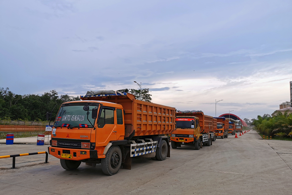 Bantuan PT Conch South Kalimantan Cement untuk Perbaikan Jalan Gubernur Sarkawi