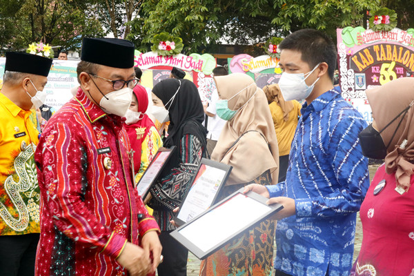 PT. CONCH SOUTH KALIMANTAN CEMENT Raih Anugerah Taat Pajak Dari Bupati Tabalong