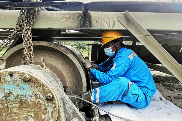 Tak Pernah Berhenti Belajar,Departemen Tambang PT.CSKC Penggantian Karet Roller Secara Mandiri