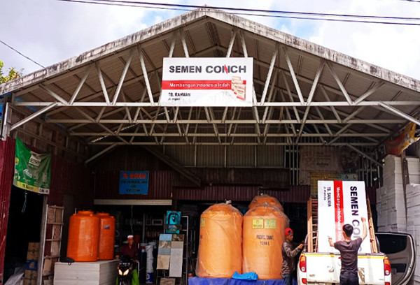 PT.CONCH SOUTH KALIMANTAN CEMENT Membuat Billboard untuk Toko-Toko