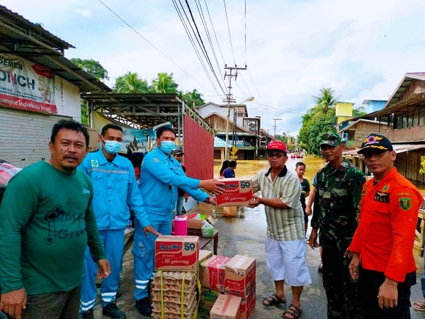 KECAMATAN HARUAI DIRENDAM BANJIR PT CONCH SIGAP TANGGAP SALURKAN BANTUAN