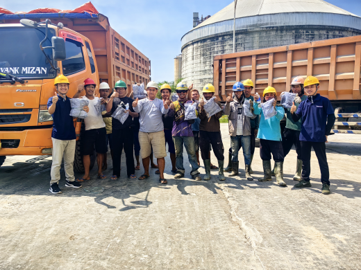 Tingkatkan Rasa Kepedulian Tim Marketing PT.CSKC Bagikan Souvenir Kepada Supir Angkutan Semen