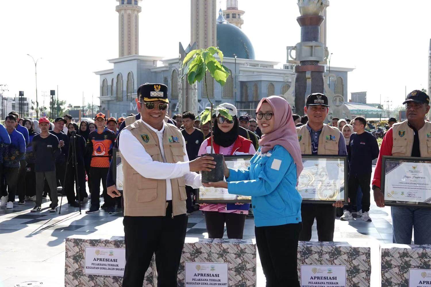 PT Conch South Kalimantan Cement Serahkan 500 Bibit Pohon Mahoni dalam Peringatan Hari Lingkungan Hidup