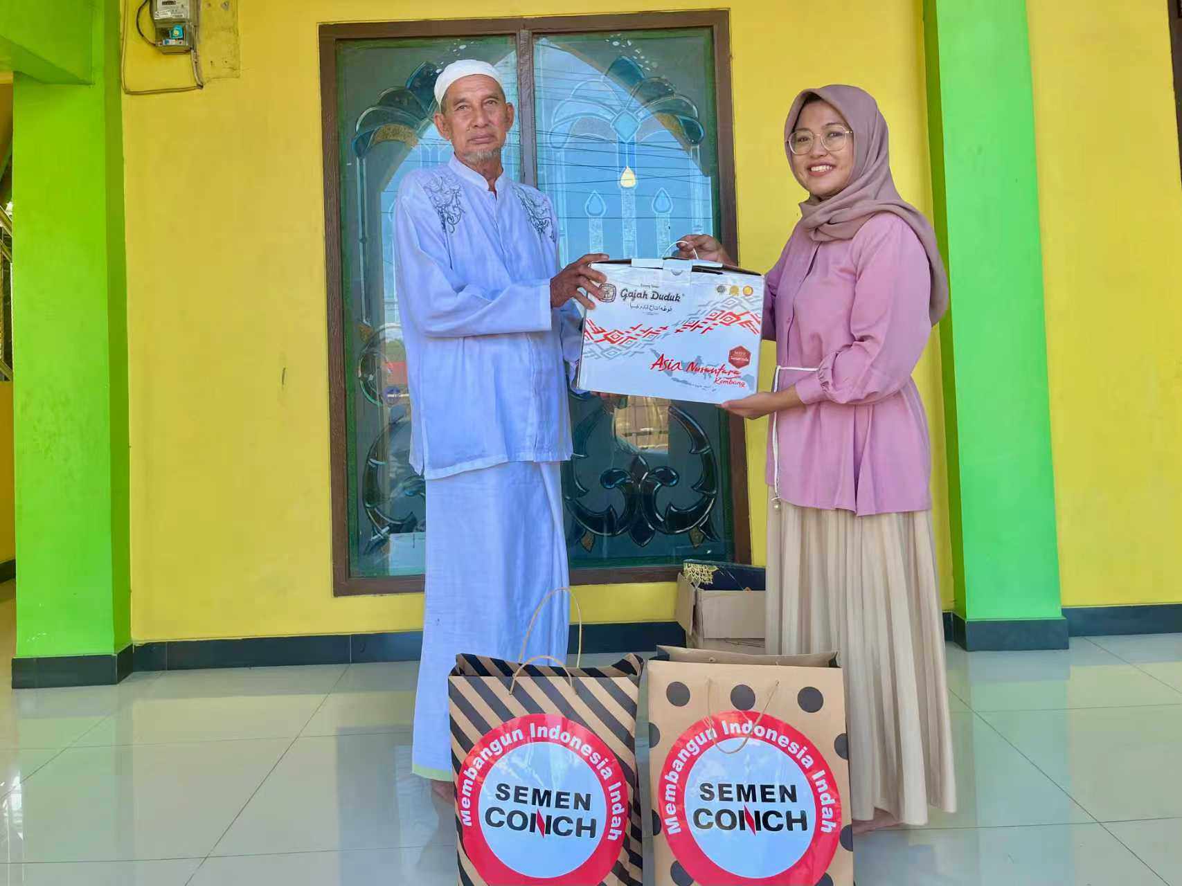 PT Conch South Kalimantan Cement Berikan Bantuan Al-Qur’an dan Alat Sholat untuk Masjid di Desa Seradang