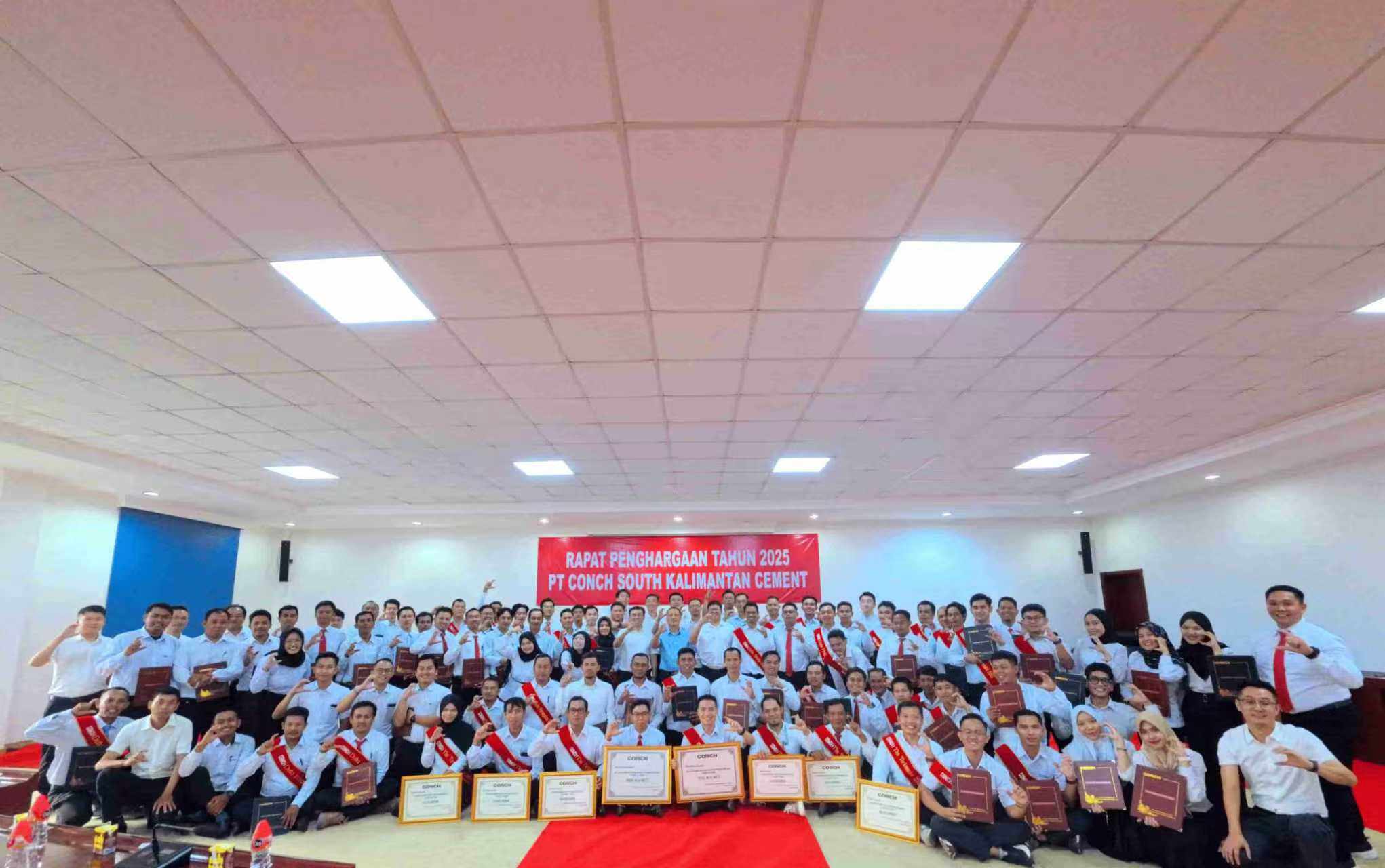 Penghargaan Tahunan Perusahaan dan Pengangkatan Jabatan Supervisor Karyawan PT Conch South Kalimantan Cement