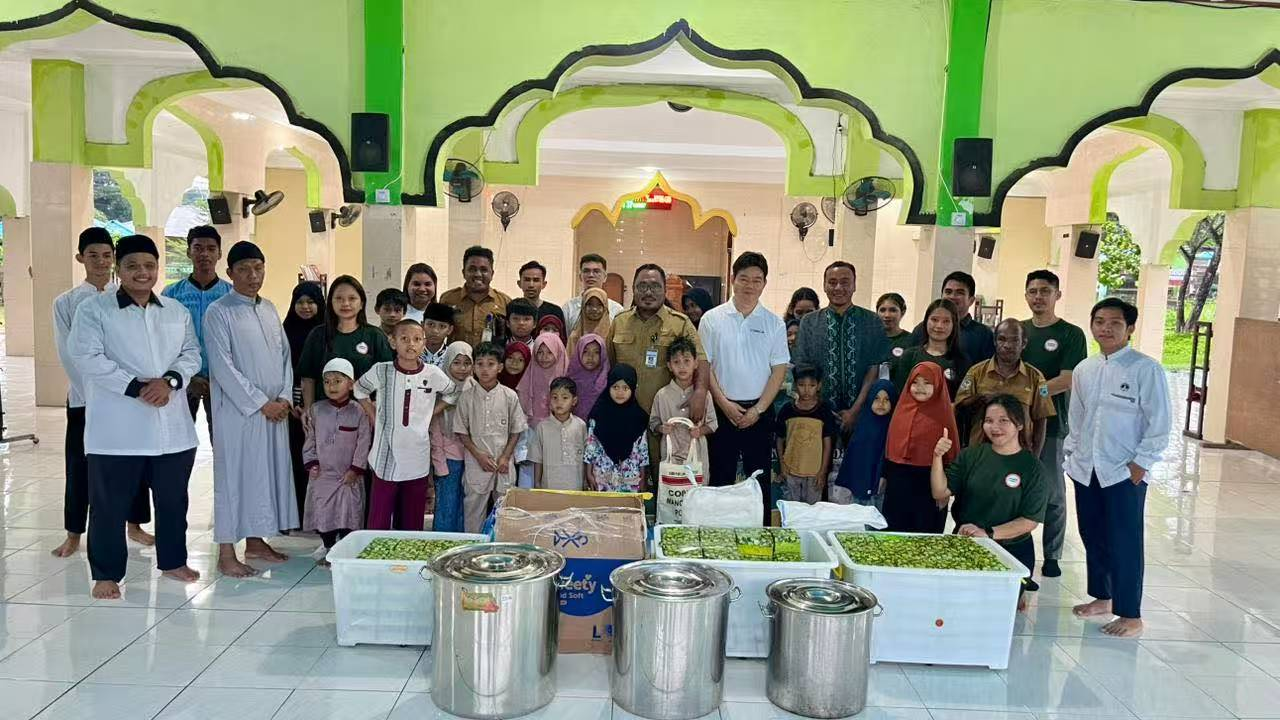 Berbagi Berkah Ramadan  PT Conch West Papua Cement dan PT SDIC INDONESIA berserta Dinas Transmigrasi  dan Tenaga kerja Provinsi Gelar Pembagian Takjil di Pesantren Hidayatullah Manokwari