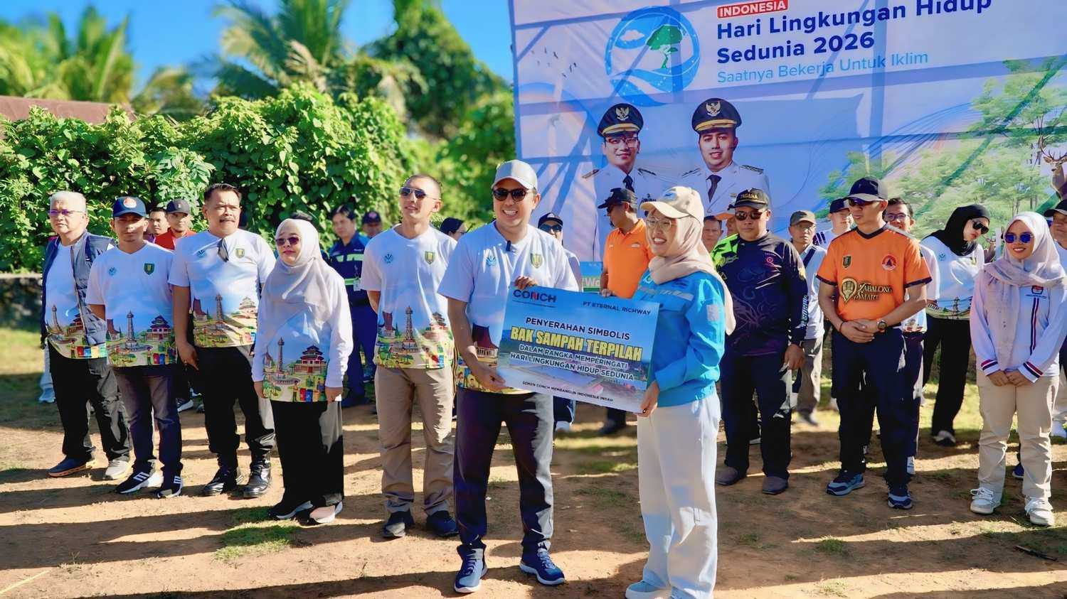 PT Conch South Kalimantan Cement Dukung Hari Lingkungan Hidup Sedunia melalui Bantuan Bak Sampah Terpilah