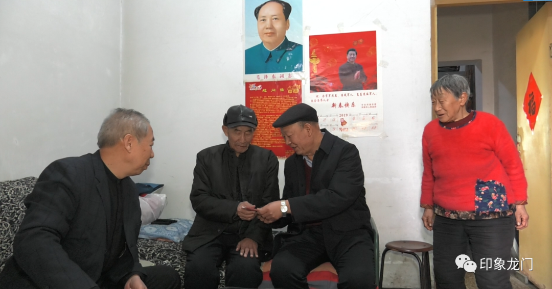 龙门村“两委”班子成员节前走访慰问老党员老干部及相对困难户