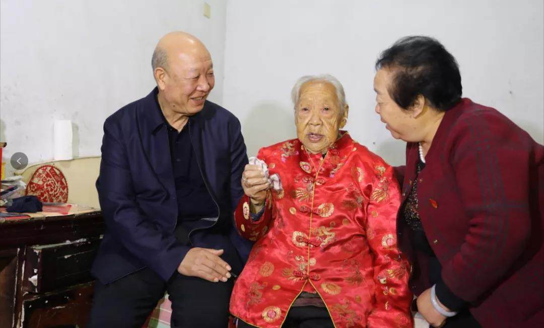 龍門村兩委成員重陽節慰問九十周歲以上高齡老人
