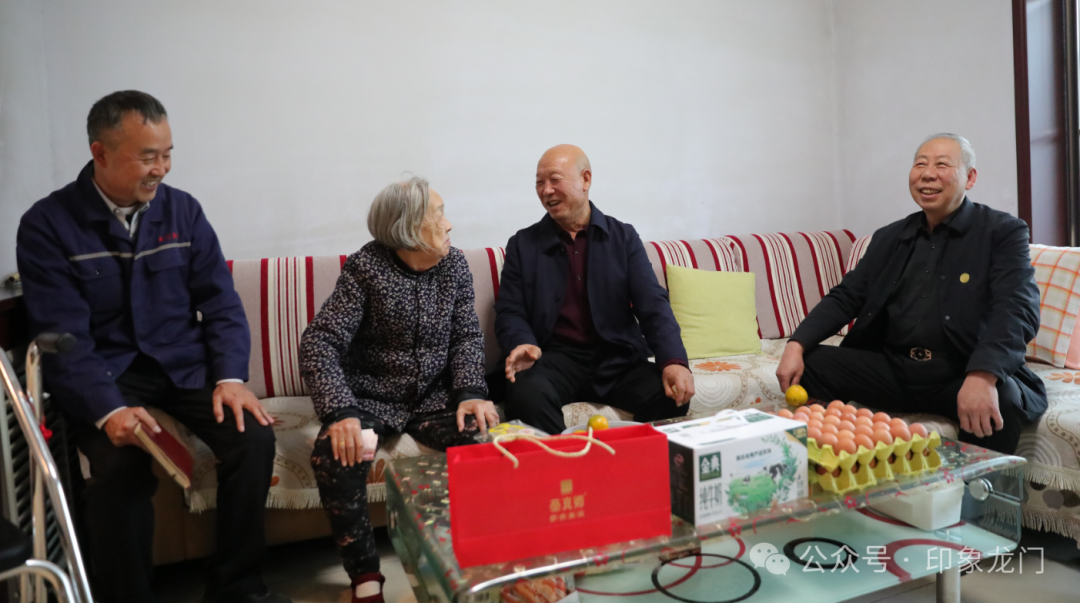 【時訊】龍門村兩委成員重陽節前看望慰問全村90周歲以上高齡老人