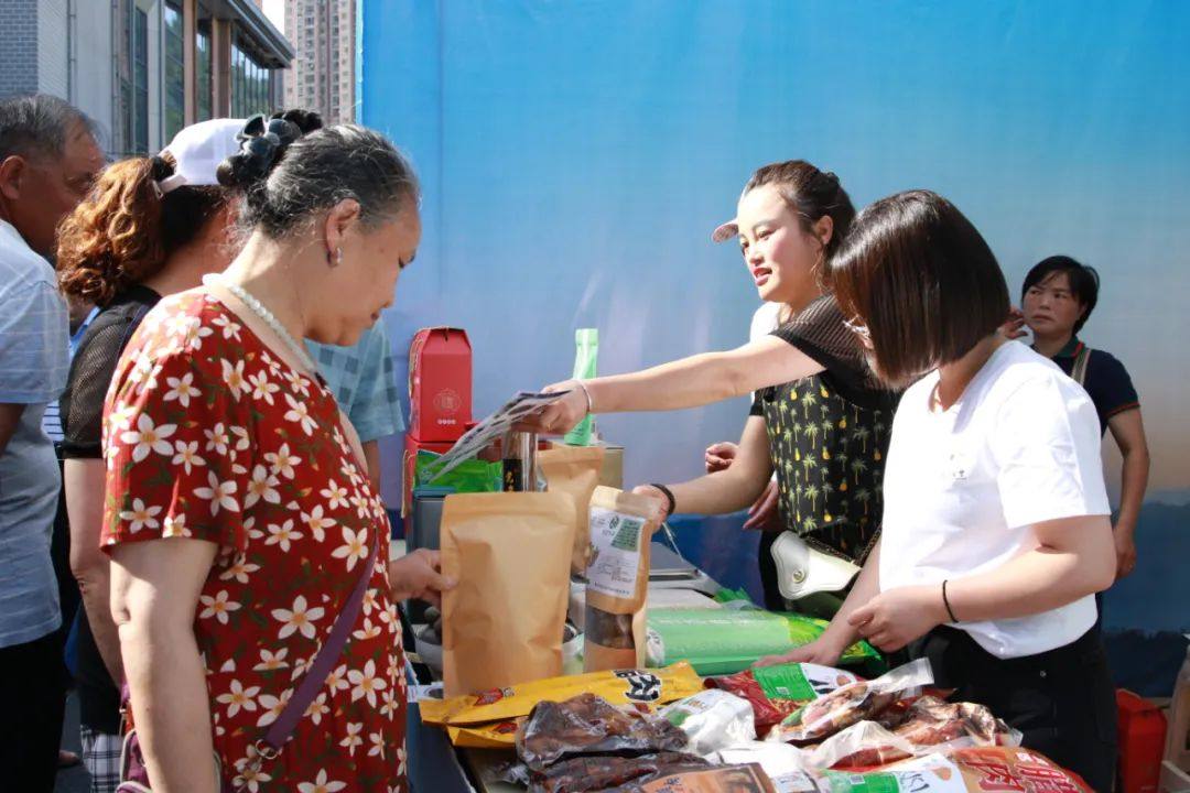 关注“城口县首届美食文化暨电商直播节”系列报道（二） 数百种特色农产品亮相展会 点燃市民消费热情