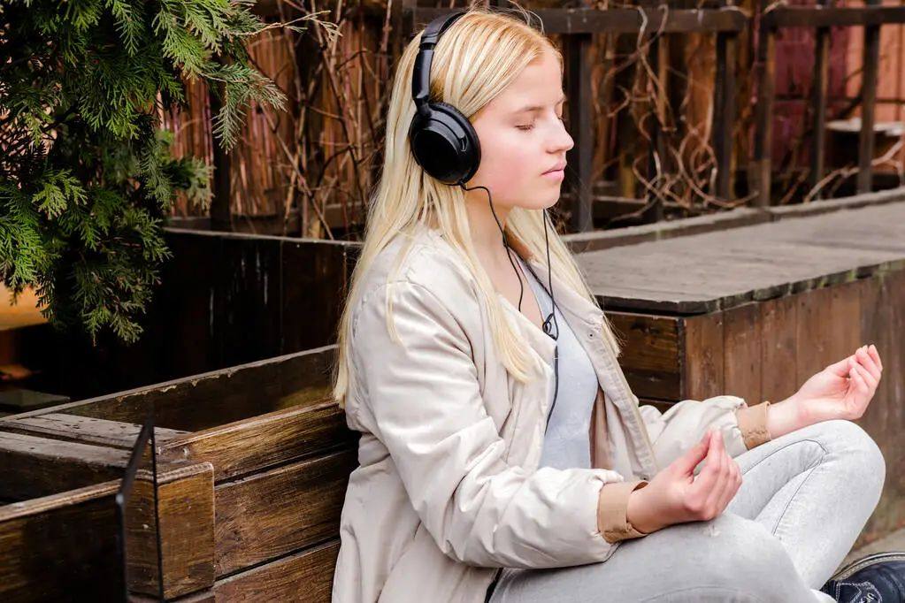 如何自我调节改善负面情绪？