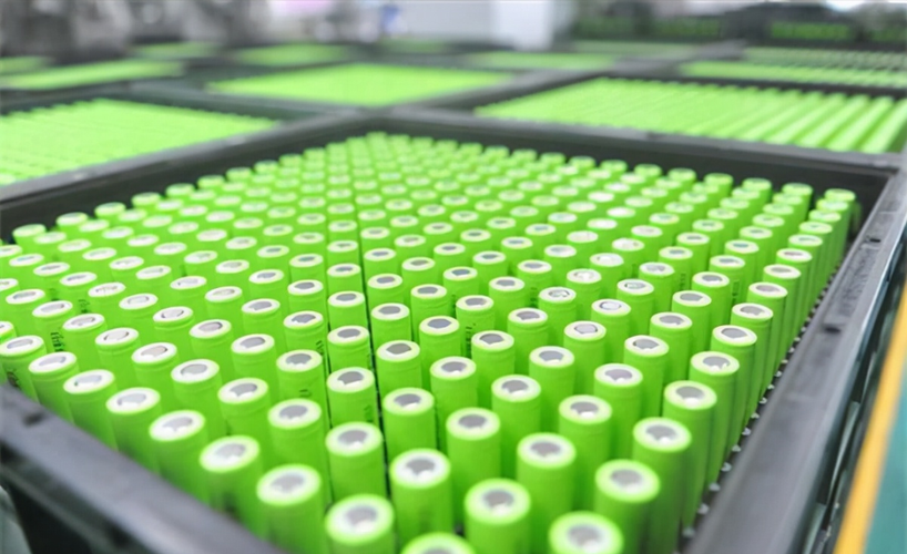 What are the similarities and differences between lithium carbonate and lithium hydroxide?