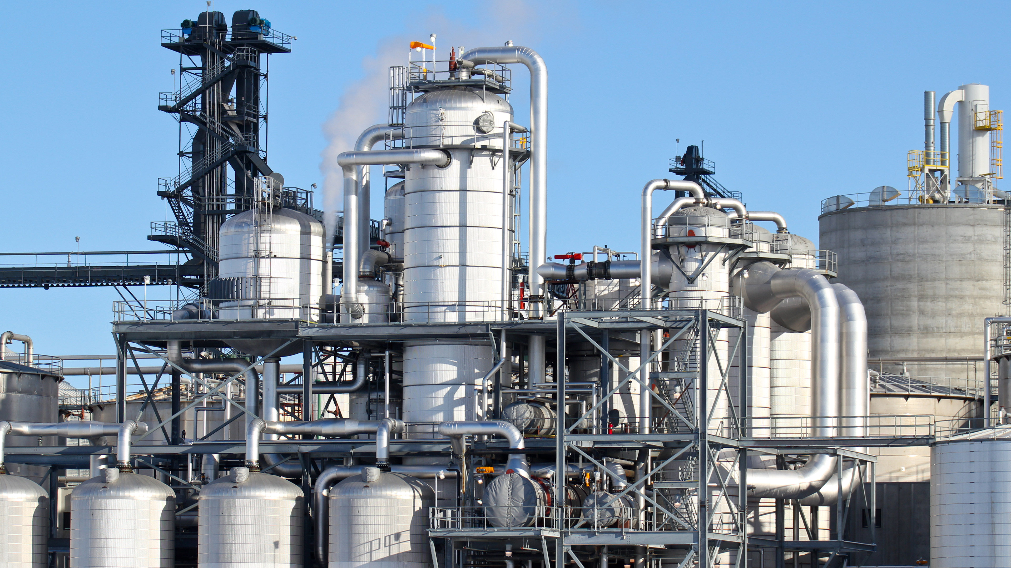 Iran has repeatedly threatened to close the Strait of Hormuz, and neighboring countries are preparing for a rainy day and looking for another 