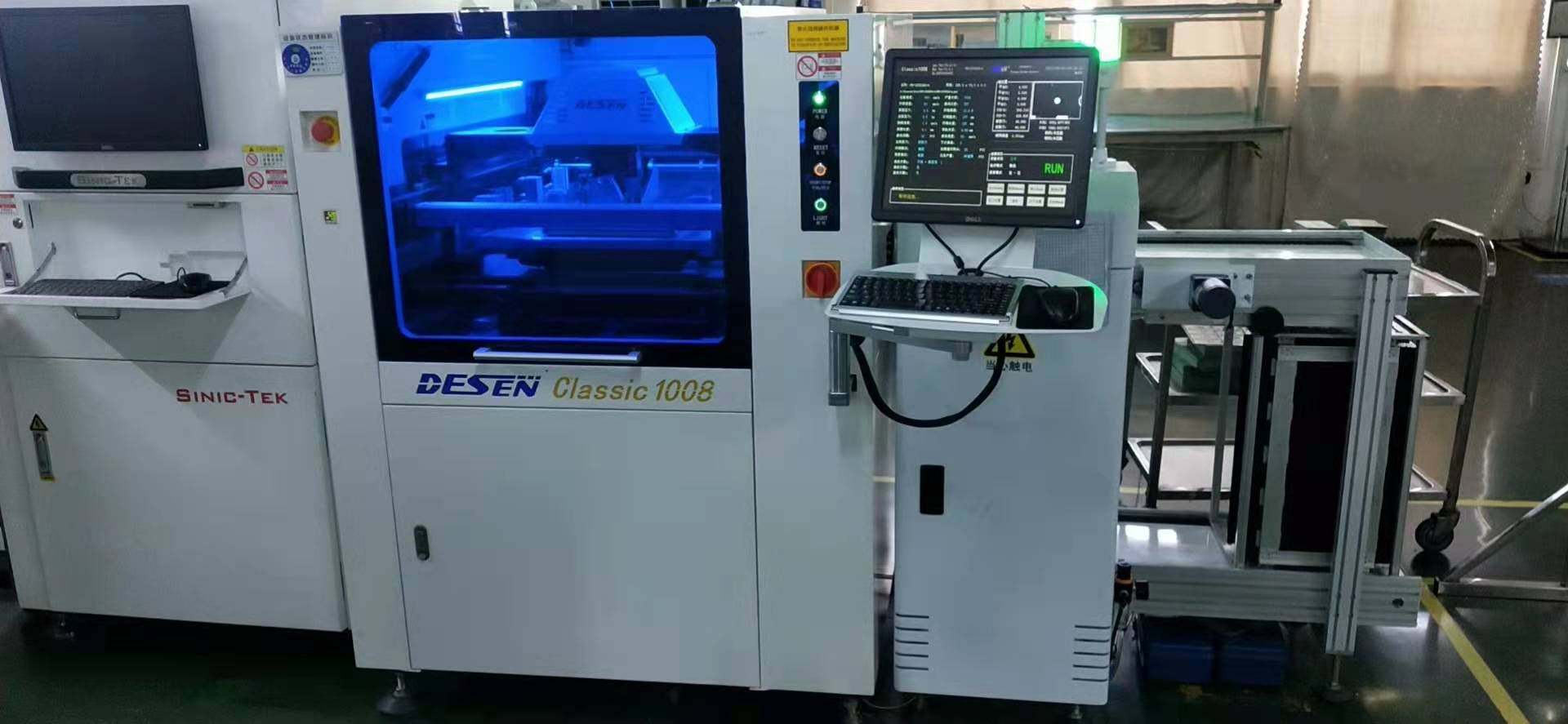 为了提高生产效率与品质，更新设备。自动放板，自动刮锡膏，力度均匀，减少人为操作失误，又向精益生产迈出重要一步。