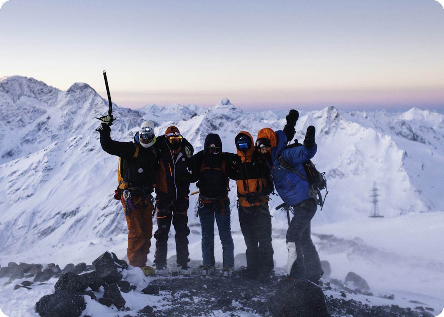 鸭的历史《中国动物志》第二卷鸟纲雁形目中提出了家鸭是由绿头鸭和斑嘴鸭驯化而来的结论