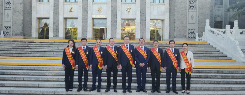上午，我市9位全国劳动模范和先进工作者在京接受表彰