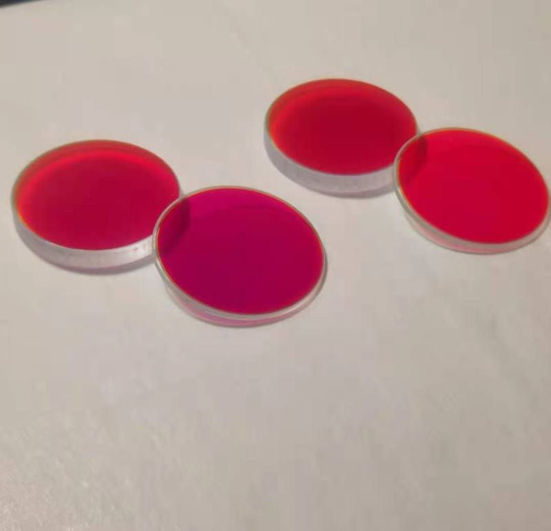 reflecting-green-through-red-optical-lenses