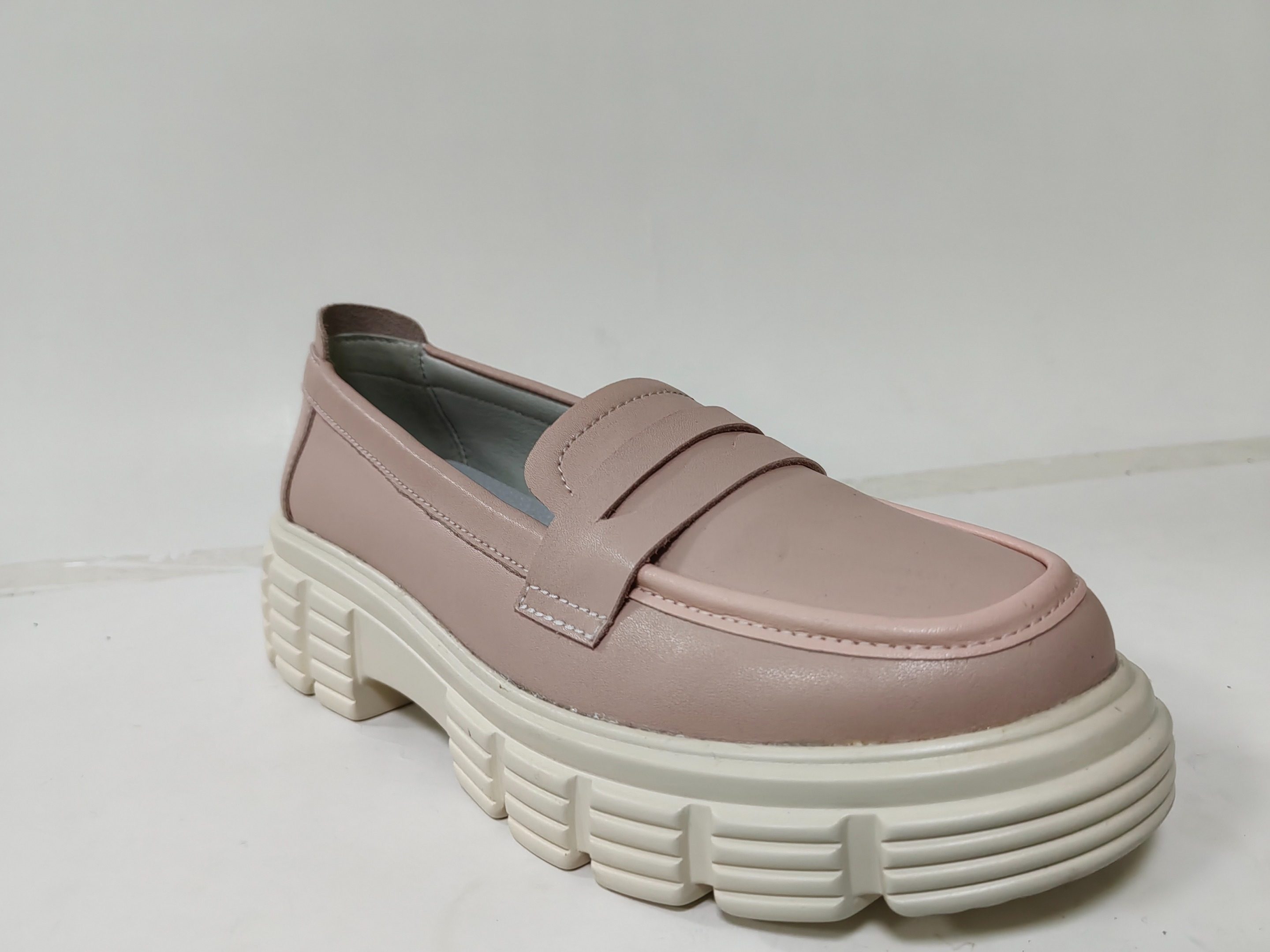 Casual Women's Shoes      Leather Clause
