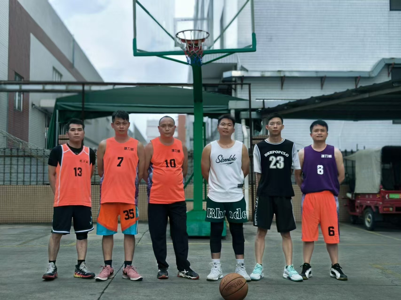 Company Mid-Autumn Festival celebrations: BBQ party and basketball game staged
