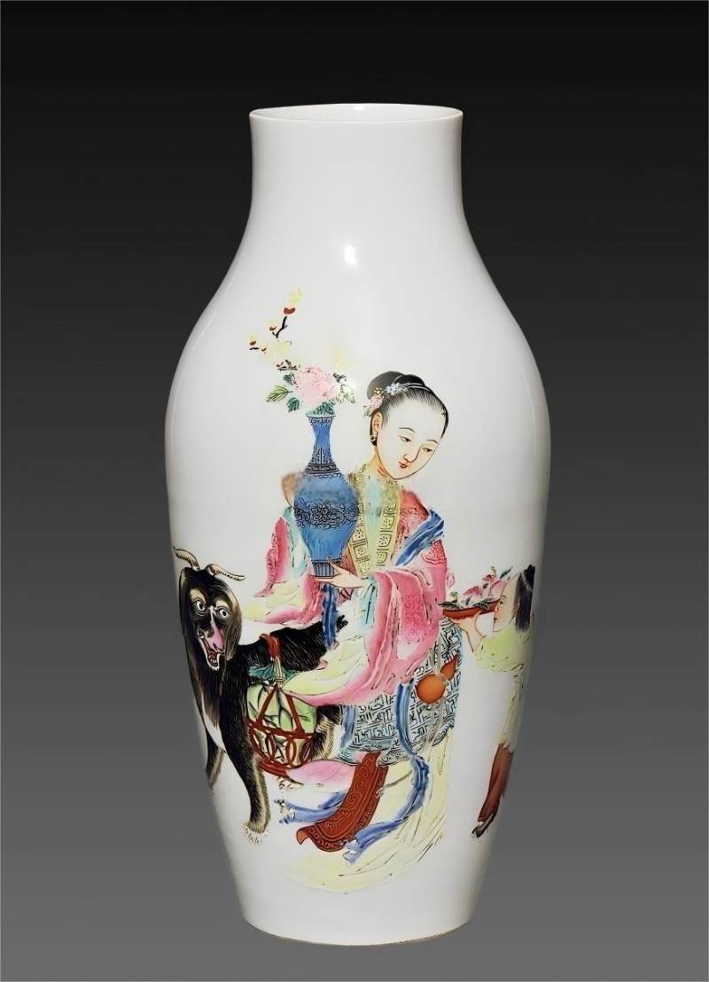 清.粉彩侍女纹橄榄瓶