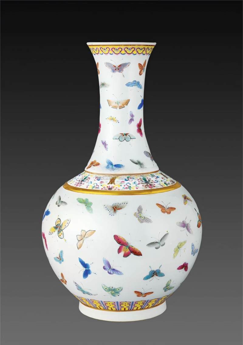 清中.粉彩蝶恋花纹赏瓶