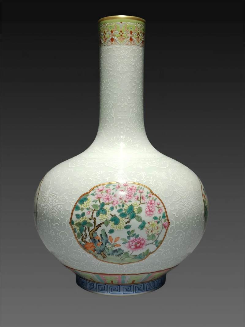 清中.粉彩团花纹天球瓶