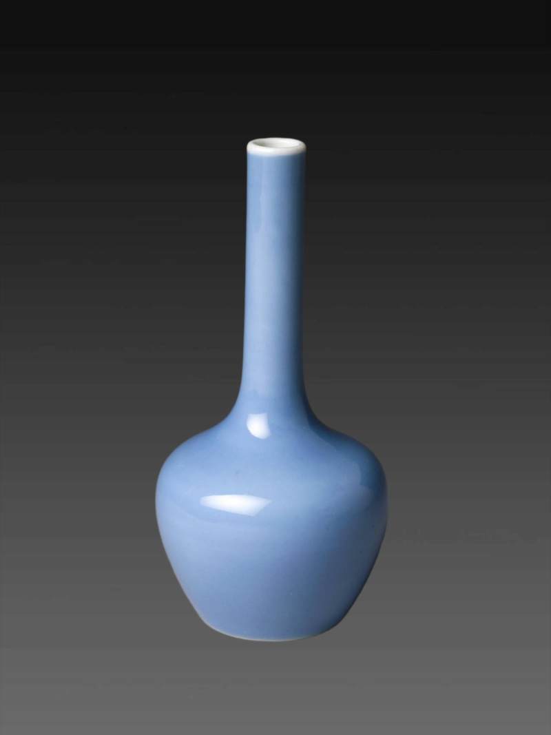 清晚.蓝釉长颈瓶