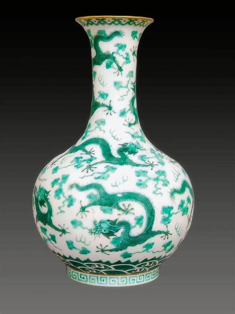 清.白地绿龙纹赏瓶