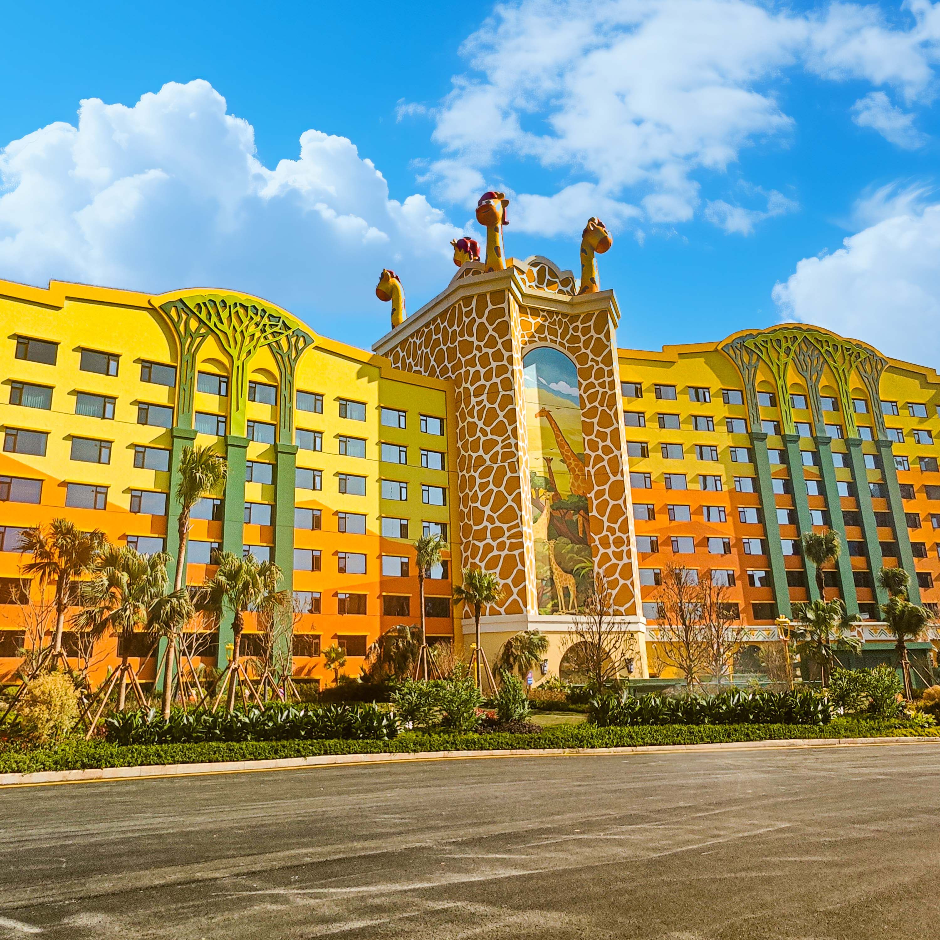 【公司要闻】润林集团匠心塑造清远长隆长颈鹿酒店IP雕塑，完美呈现艺术瑰宝