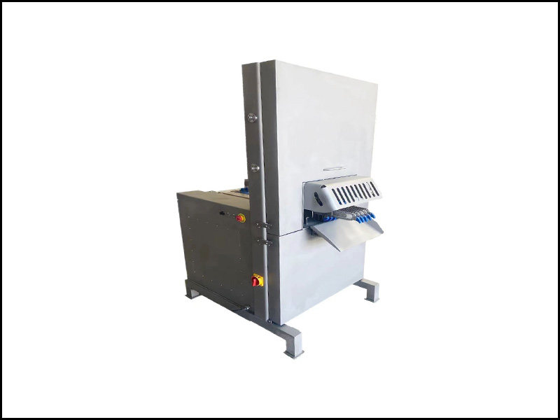 Pig foot cutting machine