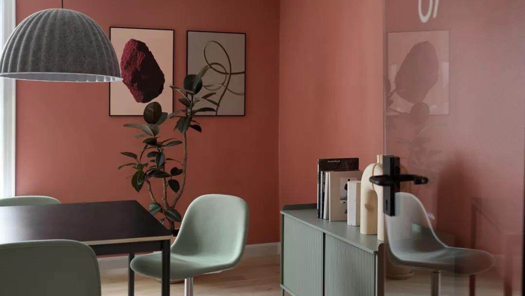 静而柔和的色调，让这所家具公司的办公室处处都散发着优雅的精致