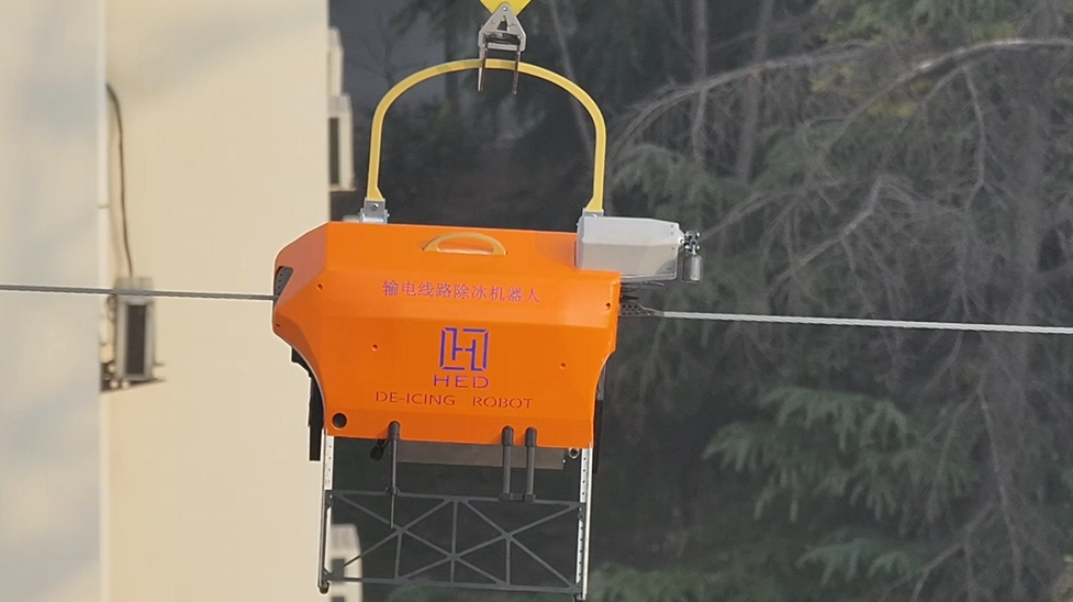 除冰機器人再演練！解決線路覆冰問題刻不容緩