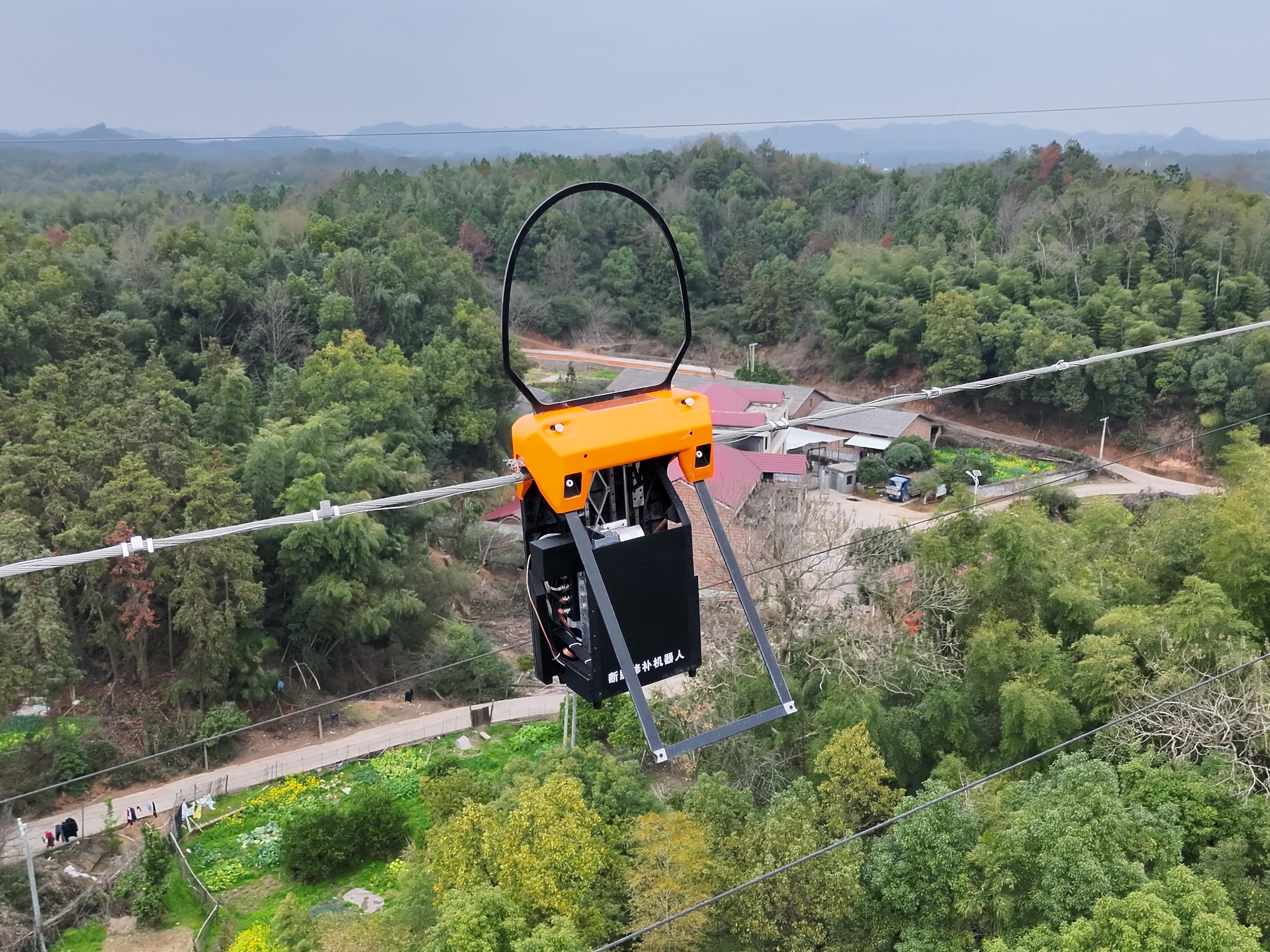 输电线路拯救者：断股修补机器人迅速就位！