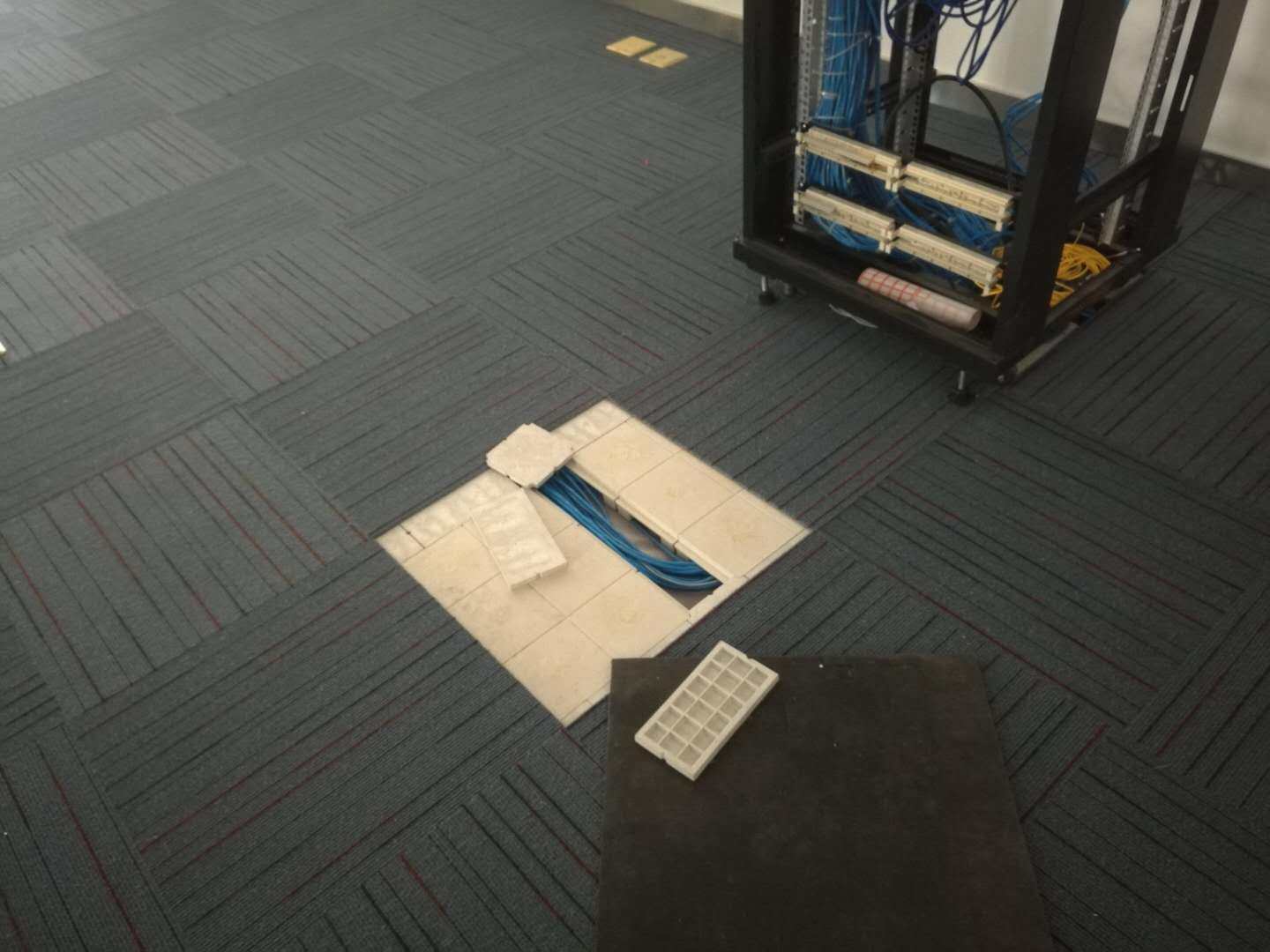 ABS网络地板表面为什么要铺地毯？