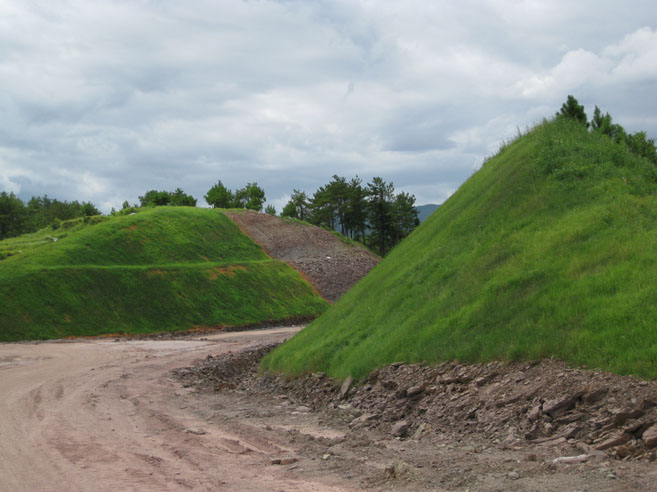 生态边坡复绿情况_绿化施工_防护矿山工程- 哥利园林生态建设公司