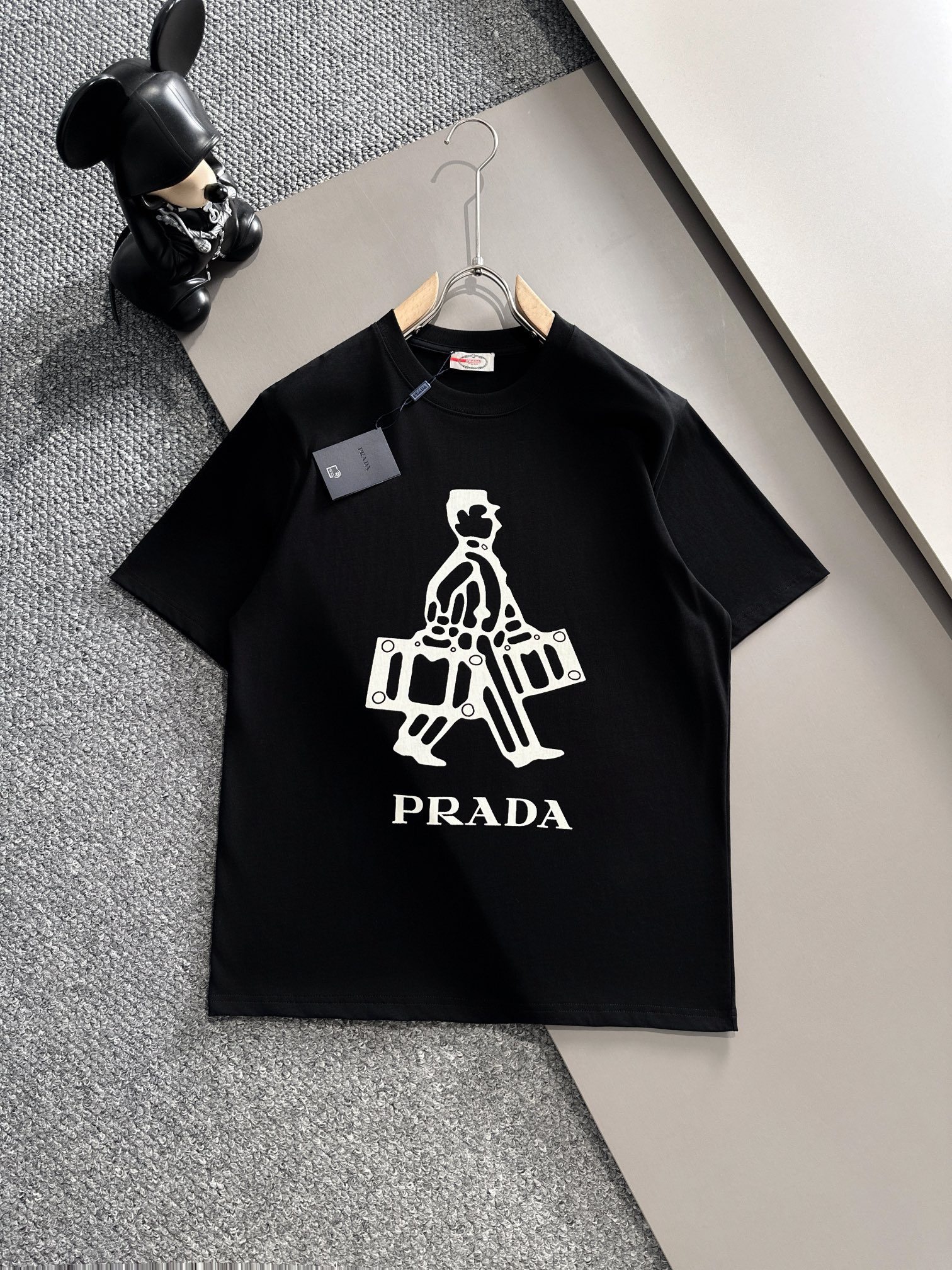 P's 24ss pure cotton latest fabric (the highest version). The short-sleeved T-shirt with letters on the chest and the classic small figure logo pattern of Prada is fashionable, simple and trendy. The top-quality counter original single short-sleeved T-shirt. The top production process and imported fabric. The unique design of the counter style adopts imported high-end custom-made fabric. The fabric and version are excellent.