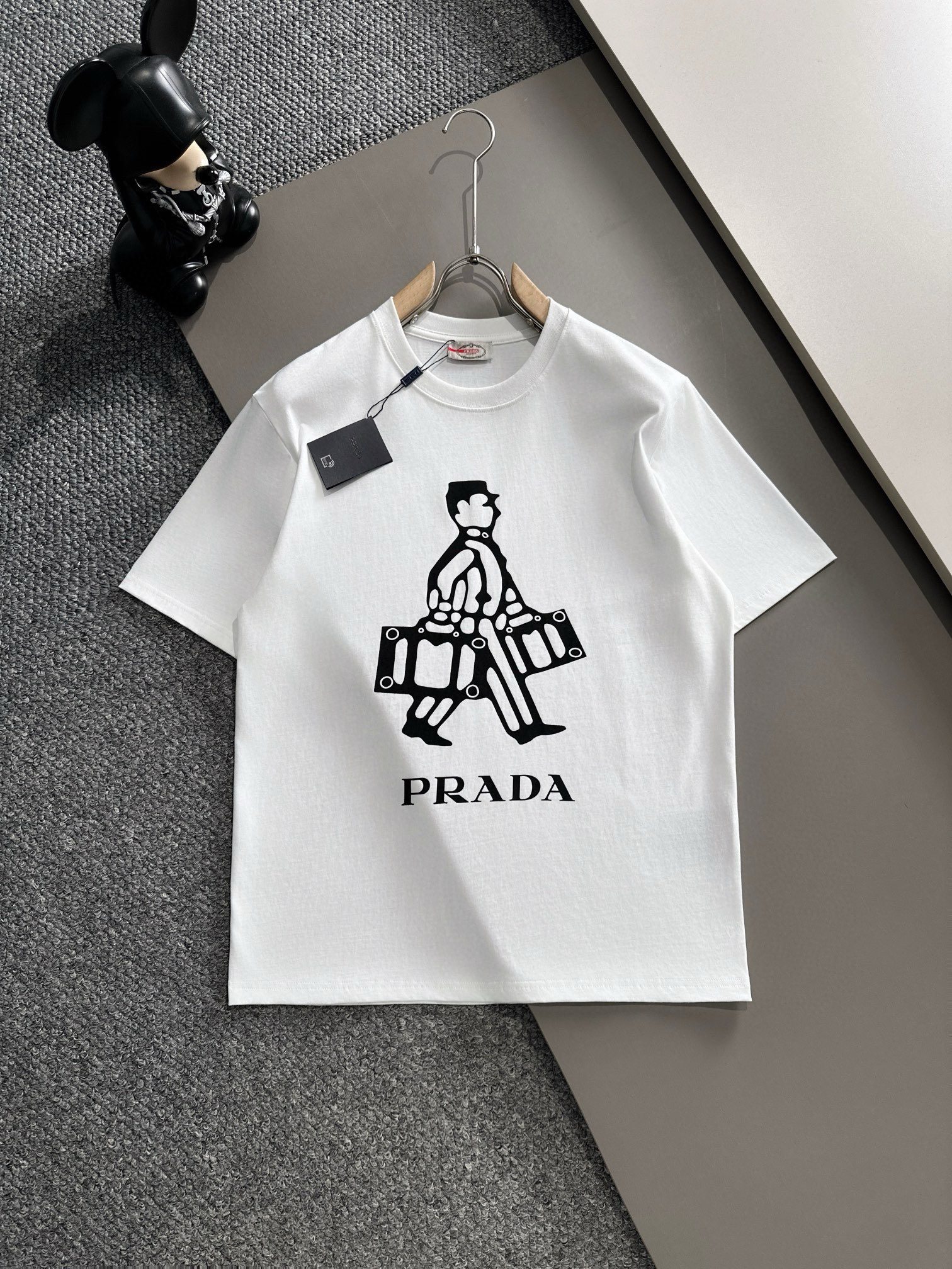 P's 24ss pure cotton latest fabric (the highest version). The short-sleeved T-shirt with letters on the chest and the classic small figure logo pattern of Prada is fashionable, simple and trendy. The top-quality counter original single short-sleeved T-shirt. The top production process and imported fabric. The unique design of the counter style adopts imported high-end custom-made fabric. The fabric and version are excellent.